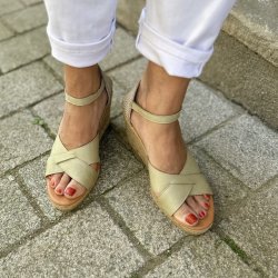 Sandal med kilehl i Yute Khaki skind str. 36-40