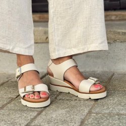 Sandal med kilehl elfenben skind