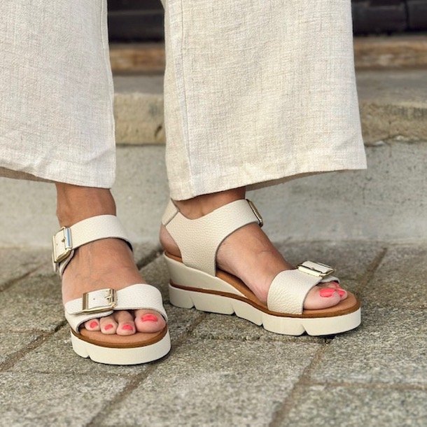 Sandal med kilehl elfenben skind