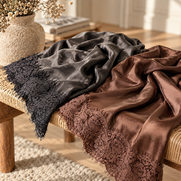 Nederdel satin med blonde str. s-l