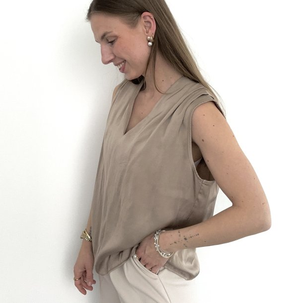 Satinbluse Asta med v-udsk�ring 100% viskose str S-L