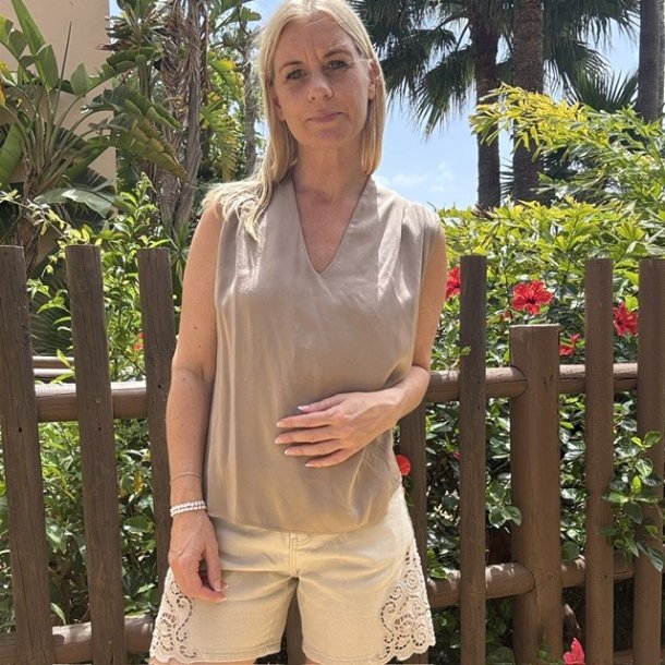Satinbluse Asta med v-udsk�ring 100% viskose str S-L