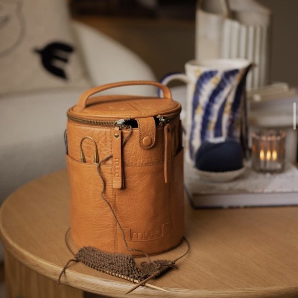 Strikketaske /toilettaske Saturn lder cognac