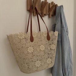 Shopper med blomstermotiver med rem