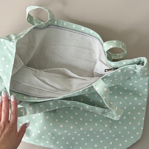 Stor shopper med lynls og prikker