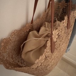 Shopper med blomstermotiver med rem