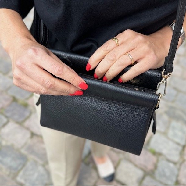 Crossbody med kort og lang rem skind