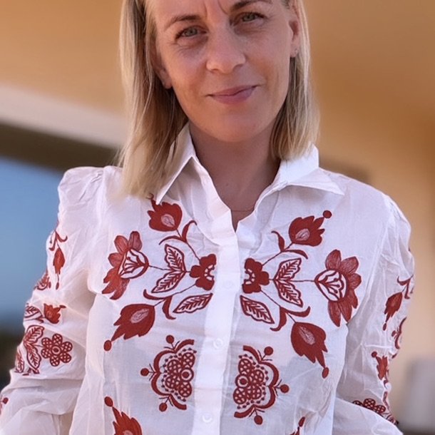 Skjorte Karla med broderi - str S-XL 100% bomuld