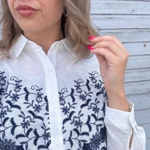 Hvid skjorte med broderi fall flower str. S-xl