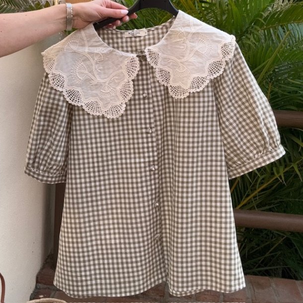 Skjorte i tern med blondekrave