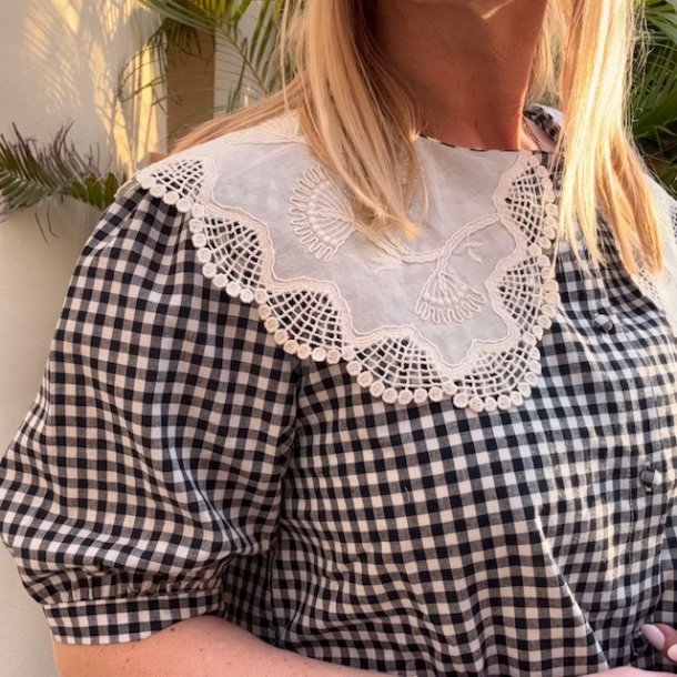 Skjorte i tern med blondekrave