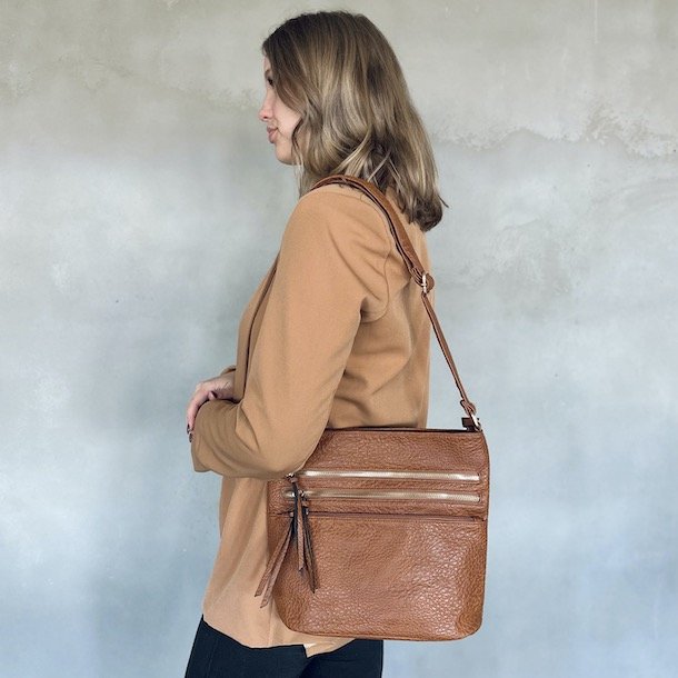 Crossbody mange rum
