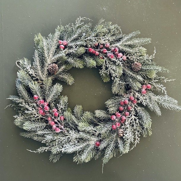 Krans med rde br og sne D 45 cm