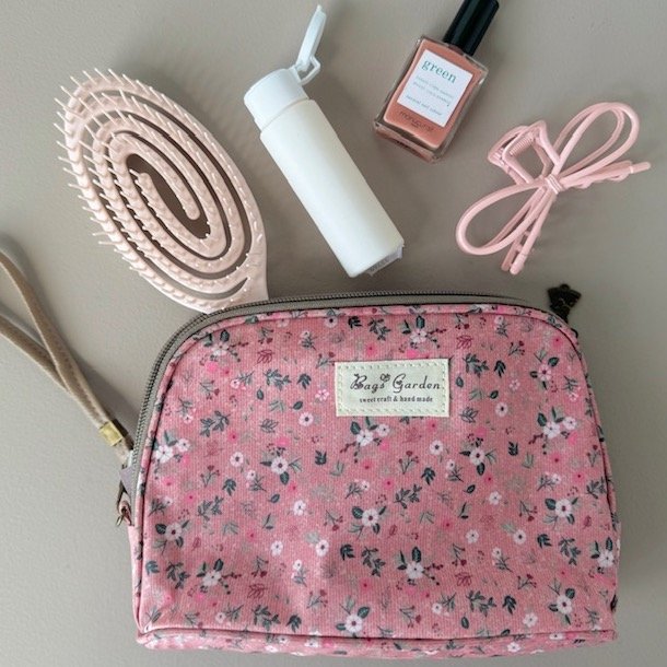 Toilettaske flora mellem blomst