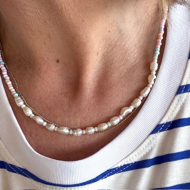 Spansk halskde med perler pastel