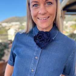 Broche / hrspnde med blomst