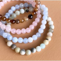 Armbnd med mineral perler