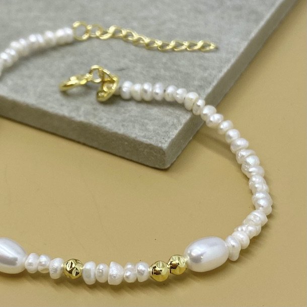 Haiden armbnd m. hvide perler forgyldt