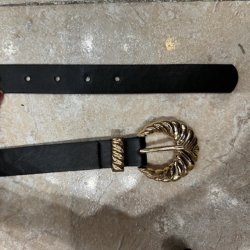 Blte MELLOW sort med guld spnde