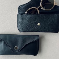 Brilleetui cow  sort Skind