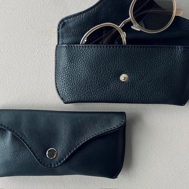 Brilleetui cow  sort Skind