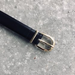 Gry blte i sort med guld spnde lder