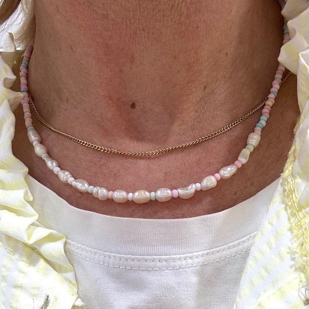 Spansk halskde med perler pastel