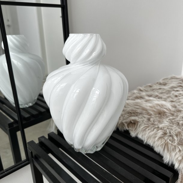 Vase H 30cm hvid Glas - m. sknheds fejl