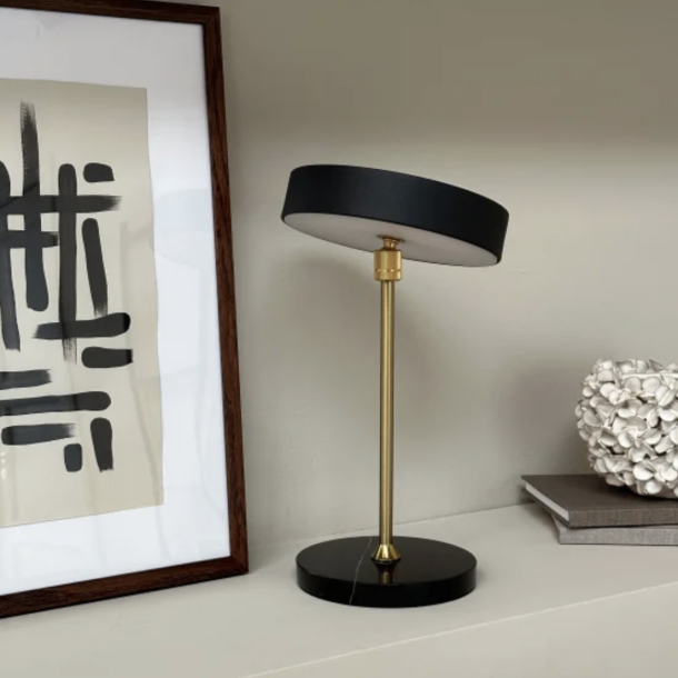 MOONLIGHT LED genopladelig bordlampe sort / marmor / messing