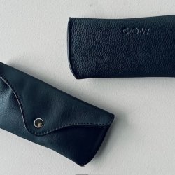 Brilleetui cow  sort Skind