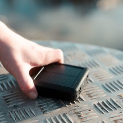 Mini solar powerbank med kabler, 10.000 mAh