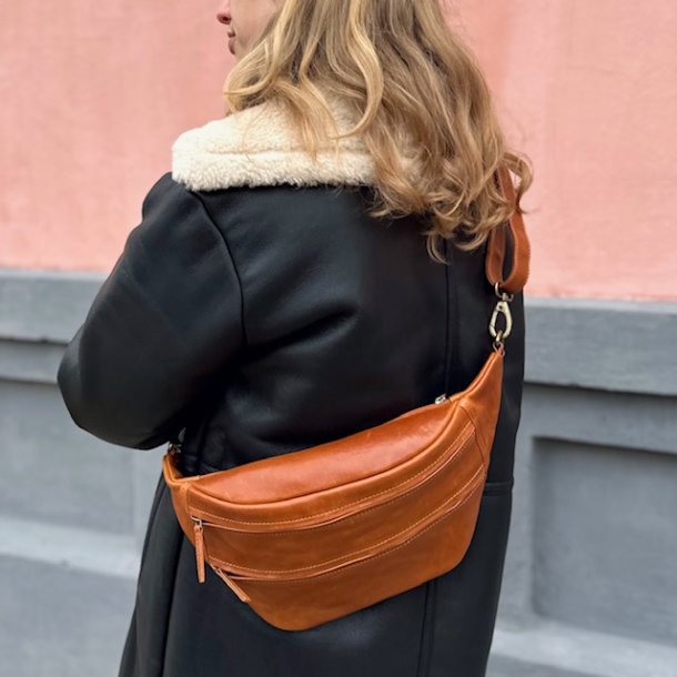 Large bltetaske COW Raw cognac skind