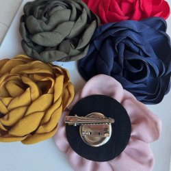 Broche / hrspnde med blomst