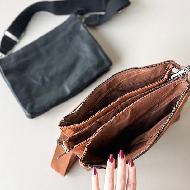 Crossbody med kanvas rem og mange rum