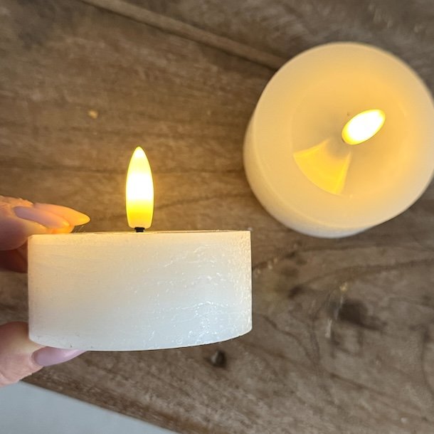 Store hvide LED fyrfadslys 2 stk. dia: 7 cm