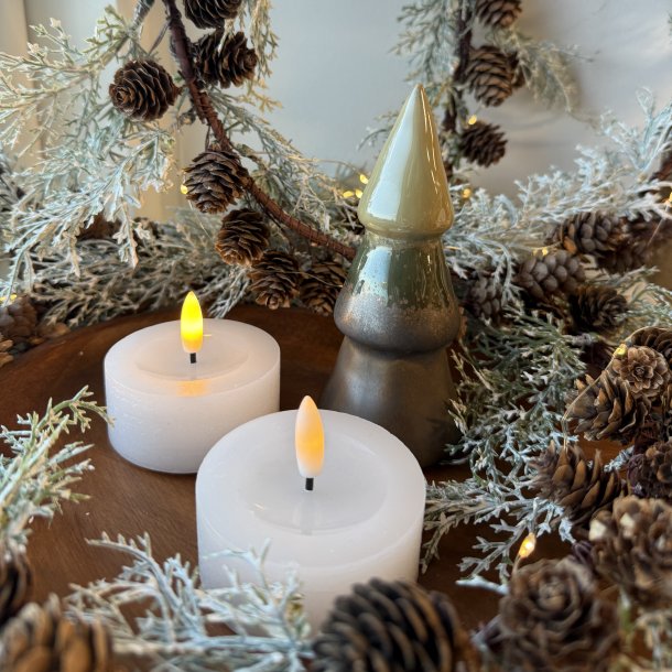 Store hvide LED fyrfadslys 2 stk. dia: 7 cm