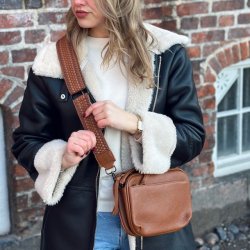 Crossbody med trendrem og mange rum