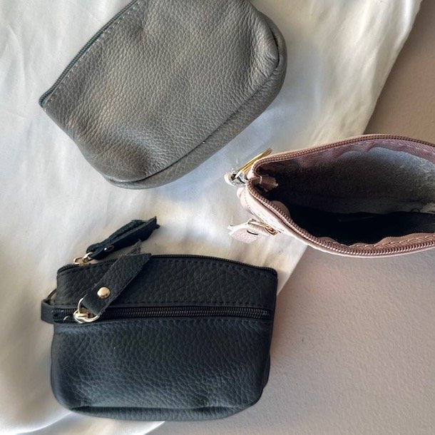 Lille pung dusty med nglering skind