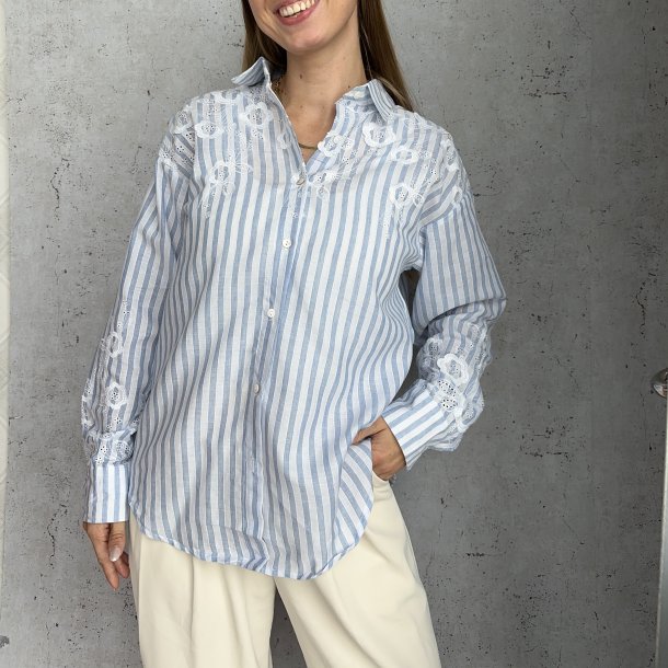 Skjorte Alma stribet med hvid broderi str. S-XL