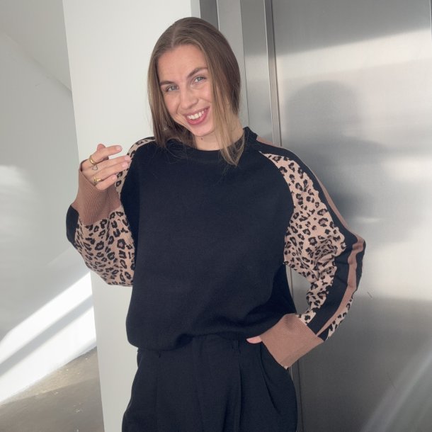 Strikbluse Leo Viskose, Polyeter og Nylon