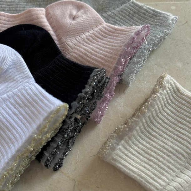 Str�mpe med glitter kant 