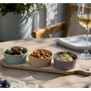 Tapas serverings s�t tr�br�dt med keramik sk�le.