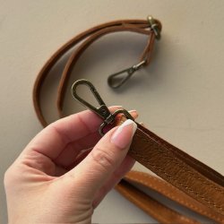 Taskerem smal cognac Skind