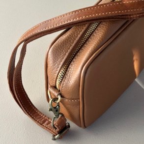 Taskerem smal cognac Skind