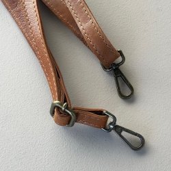 Taskerem smal cognac Skind