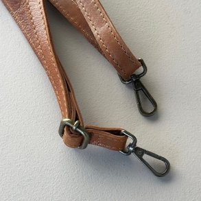 Taskerem smal cognac Skind