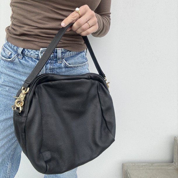 Judith crossbody sort Skind