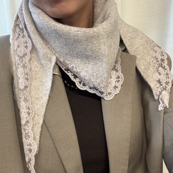 Trekantet t�rkl�de med blondekant - uldmix