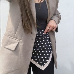 Trekantst�rkl�de i satinlook med prikker