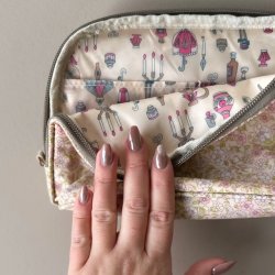 Toilettaske flora mellem blomst